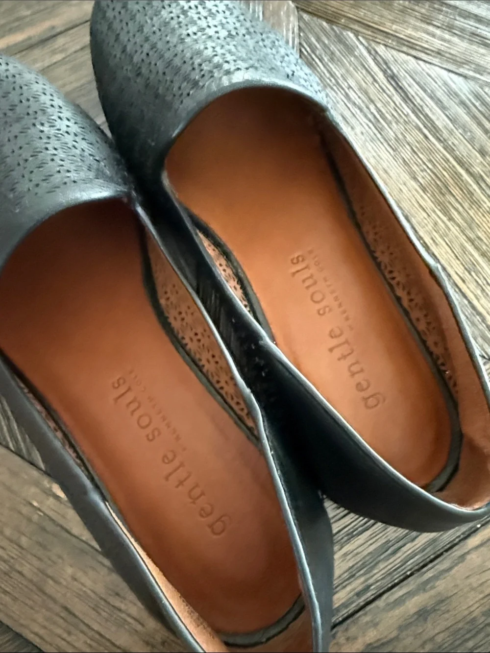 Gentle Souls by Kenneth Cole Black Perforated Leather Loafers Size 8.5 Like New